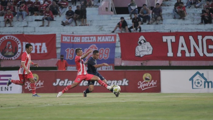 Uji coba Persipa Pati melawan Deltras Sidoarjo di Sidoarjo, Jawa Timur.