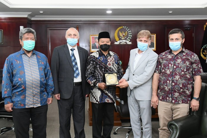 Wakil Ketua MPR Hidayat Nur Wahid menerima Prof Dr Orwa Sabri, guru besar dan dekan di Universitas Al Quds Jerusalem, dan Nurullah Sahid, Ketua Lembaga Wakaf untuk Universitas Al Quds di Ruang Kerjanya
