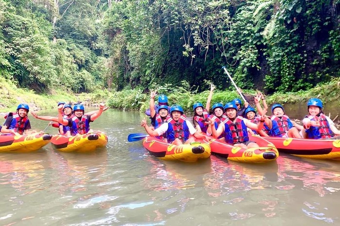 Wisatawan sedang bermain kayaking di Melangit Bali Adventure, Desa Wisata Bakas, Kecamatan Banjarangkan, Kabupaten Klungkung Wisatawan sedang bermain kayaking di Melangit Bali Adventure, Desa Wisata Bakas, Kecamatan Banjarangkan, Kabupaten Klungkung