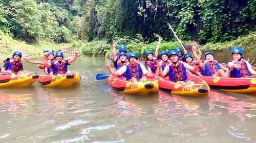 Wisatawan sedang bermain kayaking di Melangit Bali Adventure, Desa Wisata Bakas, Kecamatan Banjarangkan, Kabupaten Klungkung