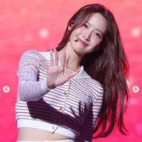 Mantan kekasih Lee Seung Gi itu dikenal cantik bahkan sebelum debut bersama Girls’ Generation pada 2007 silam. Foto-fotonya semasa sekolah membuktikan Yoona terlahir sebagai visual dan center. Foto: dok. Instagram @yoonaxfolder