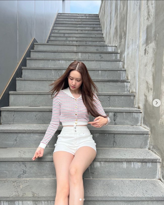 Namun masih banyak penonton Big Mouth yang tidak tahu Yoona merupakan personel girl group legendaris Korea. Saat fancamnya menampilkan lagu FOREVER 1 viral, tak sedikit penonton yang terkejut melihatnya. Foto: dok. Instagram @limyoona__official