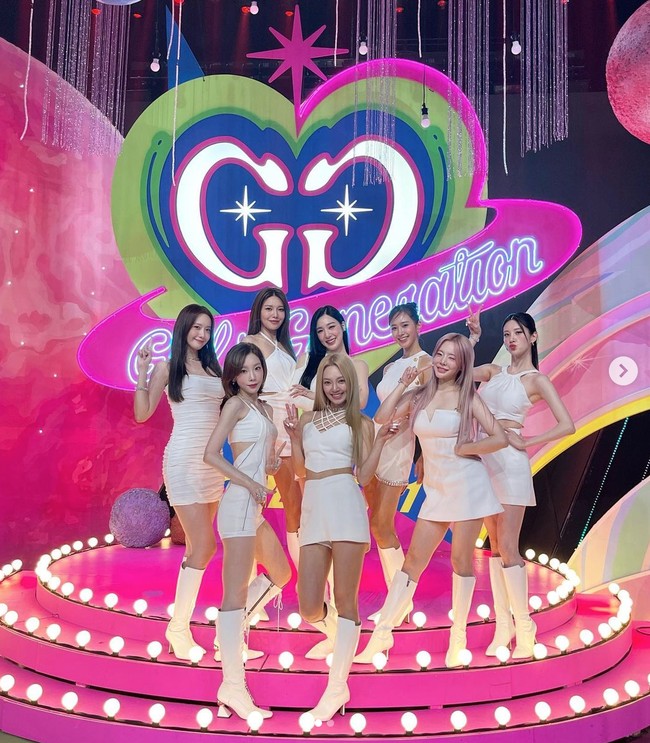 Tahun ini, artis 32 tahun itu reuni dengan rekan personel Girls’ Generation untuk merayakan ulang tahun debut ke-15. Yoona cs merilis album ketujuh bertajuk FOREVER 1 dan tampil di konser SMTOWN LIVE 2022. Foto: dok. Instagram @limyoona__official