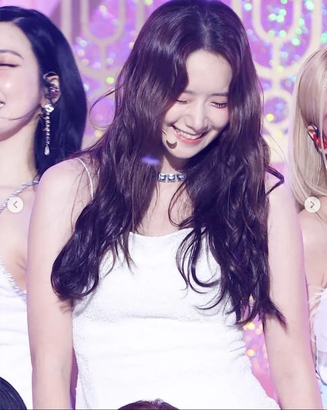 “Aku rasa Yoona terlihat lebih cantik saat badannya berisi,” “Dia juga terlebih lebih cantik dengan pipi chubby,” “Ini pertama kalinya aku melihat idol KPop semakin cantik karena berat badannya bertambah, Yoona sangat cantik,” komentar sejumlah netizen Korea memuji penampilannya. Foto: dok. Instagram @yoonaxfolder