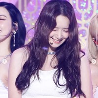 “Aku rasa Yoona terlihat lebih cantik saat badannya berisi,” “Dia juga terlebih lebih cantik dengan pipi chubby,” “Ini pertama kalinya aku melihat idol KPop semakin cantik karena berat badannya bertambah, Yoona sangat cantik,” komentar sejumlah netizen Korea memuji penampilannya. Foto: dok. Instagram @yoonaxfolder