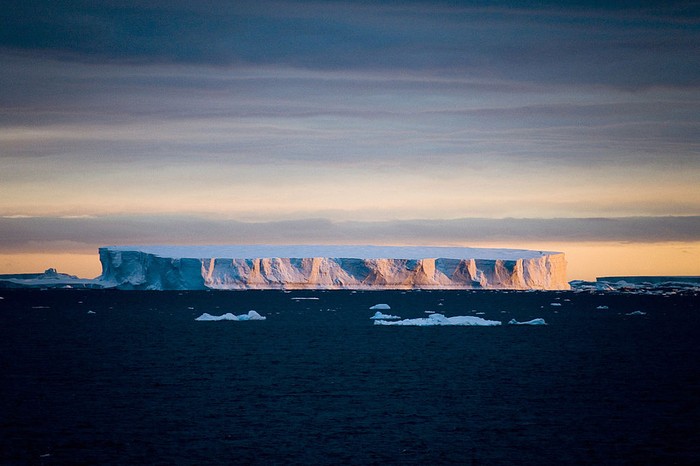 Antartika merupakan kawasan kontinen yang 95 persen wilayahnya ditutupi salju di Kutub Selatan Bumi. Yuk, Intip foto-fotonya sambil menjelajah.