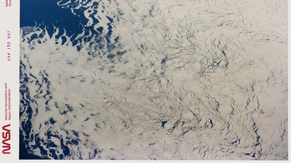 Dari citra satelit NASA terlihat sebuah lanskap lapisan es Antartika yang diambil pada September 1991. Dari citra satelit NASA terlihat sebuah lanskap lapisan es Antartika yang diambil pada September 1991.
