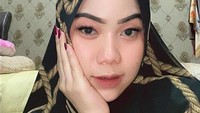 Yuni LIDA jadi sorotan ketika sang suami berseteru dengan Pesulap Merah. Di mana Pesulap Merah membuka trik-trik yang dipakai dukun. Foto: dok. Instagram Yuni Gus Samsudin