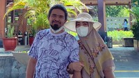 Yuni kerap membagikan momen lucu dan mesra bersama Gus Samsudin. Foto: dok. Instagram Yuni Gus Samsudin