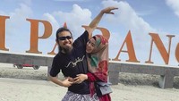 Perempuan berusia 24 tahun itu mengaku kelucuan Gus Samsudin yang membuatnya mau dinikahi. Foto: dok. Instagram Yuni Gus Samsudin