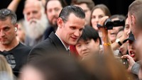 Matt Smith harus melakukan beberapa kali fisioterapi buat cederanya itu. Semoga sekarang sudah berangsur pulih ya! (Foto: Gareth Cattermole/Getty Images)
