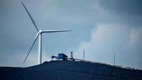 Kincir angin memanen energi terbarukan menjadi listrik. Berbeda dengan batu bara yang habis pakai dan menyebabkan pemanasan global.