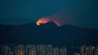 Kobaran api terlihat menyala merah pada malam hari.