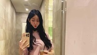 Ia tampil cantik mengenakan terusan berwarna merah muda. Foto: (dok. Instagram)