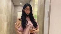 Sekarang perutku sudah lumayan membesar, tulis Ahreum pada caption foto. Foto: (dok. Instagram)