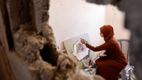Tampak rumah Duniana Al-Amour juga rusak akibat perang.