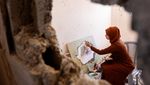 Aksi Seniman Palestina Melukis di Rumah yang Rusak Akibat Perang
