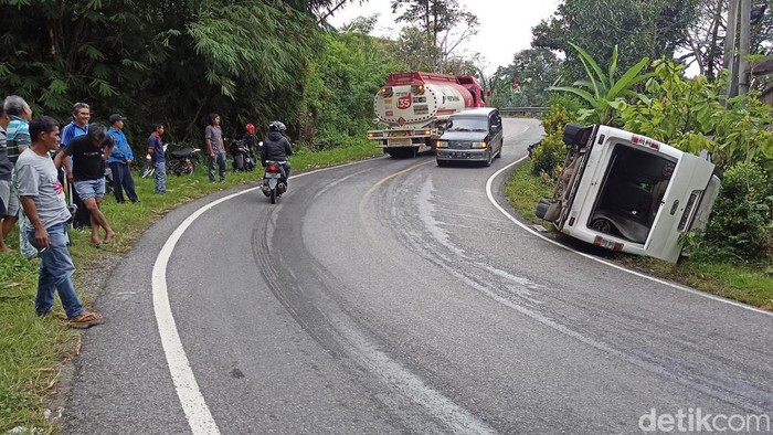 Ambulans Terguling di Poros Enrekang-Toraja, Sopir Dilarikan ke RS