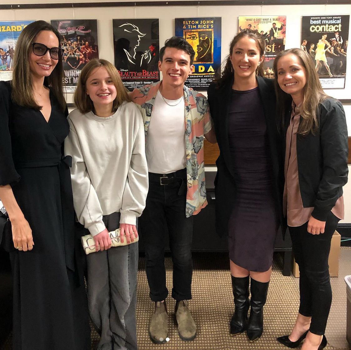 Angelina Jolie dan Vivienne foto bersama para pemain teater musikal 'Dear Evan Hansen'.