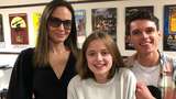 Momen Langka Angelina Jolie dan Putrinya Tersenyum Lebar
