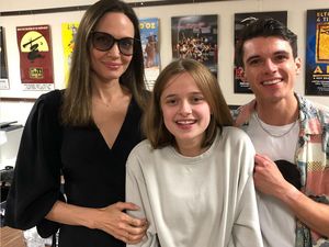 Momen Langka Angelina Jolie dan Putrinya Tersenyum Lebar