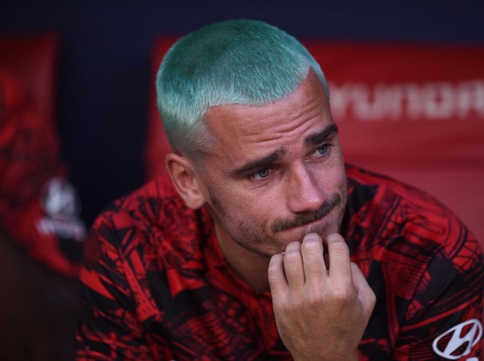 MADRID, SPAIN - AUGUST 21: Antoine Griezmann of Atletico de Madrid looks on from the players bench ahead of the LaLiga Santander match between Atletico de Madrid and Villarreal CF at Civitas Metropolitano Stadium on August 21, 2022 in Madrid, Spain. (Photo by Denis Doyle/Getty Images)