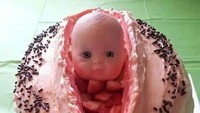 Mengerikan! Kue ini mungkin tampak seperti kue biasa. Tetapi di dalamnya ada kepala bayi yang seolah muncul dari dalam kue. Foto: buzzfeed.com