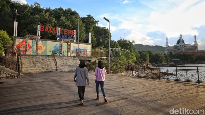 Batu Lepe, Ikon Wisata Baru di Perbatasan Indonesia Pengunjung duduk di sebuah gazebo di Wisata Batu Lepe, Tarempa, Kabupaten Kepulauan Anambas, Kepulauan Riau, Selasa (2/8/2022). Buat Travelers yang menyukai wisata dan pemandangan laut, mungkin Batu Lepe bisa menjadi alternatif pilihan wisata liburan laut.