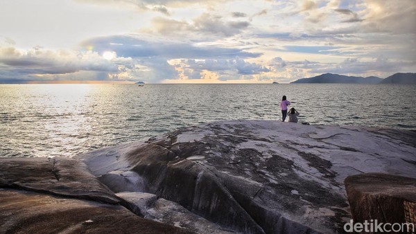 Pantai Batu Lepe, Ikon Wisata Baru di Perbatasan Indonesia