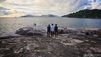Batu Lepe, dapat menampung hingga 100 orang dan langsung melihat pemadangan Laut Cina Selatan atau Laut Natuna yang berbatasan dengan tiga negara Vietnam, Malaysia dan Singapura. Selain itu, juga melihat langsung jernihnya air laut dan jajaran pulau-pulau di Kabupaten Anambas, Kepulauan Riau sebanyak 229 pulau.  