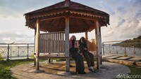 Pengunjung duduk di sebuah gazebo di Wisata Batu Lepe, Tarempa, Kabupaten Kepulauan Anambas, Kepulauan Riau, Selasa (2/8/2022). Buat Travelers yang menyukai wisata dan pemandangan laut, mungkin Batu Lepe bisa menjadi alternatif pilihan wisata liburan laut.  