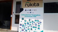detikcom pun menyambangi salah satu unit Alaspadu yakni Rukita Kudus Menteng pada Rabu (24/8/2022). Terlihat bangunan bernuansa modern setinggi 3 lantai ditambah dengan rooftop di bagian paling atasnya berdiri kokoh di kawasan Jalan Kudus, Menteng, Jakarta Pusat. Terlihat pagar hitam membentang sebagai batas area parkirnya yang hanya muat diisi 4 mobil dengan badan jalan. Sejak diluncurkan pada 19 Agustus lalu, logo Alaspadu dan Jakhabit kini terpasang tepat di atas logo Rukita di bagian depan hunian.