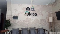 Co-living ini memiliki 54 unit kamar dengan berbagai fasilitas yang ditawarkan. Beberapa fasilitas tersebut antara lain AC dan kamar mandi di setiap kamar, WIFI, jasa laundry gratis 3 kali seminggu, jasa pembersihan kamar, ruang tamu, dapur bersama, dan rooftop.