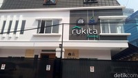 Rukita Kudus Menteng menawarkan berbagai tipe kamar dengan harga yang berbeda berdasarkan luas kamarnya. Seperti harga termurahnya untuk tipe kamar ukuran 8,30 m2 yang dibanderol dengan Rp 3.100.000 per bulan. Sementara untuk yang termahal, ada tipe dengan luas kamar 12,60 m2 dengan harga Rp 3.750.000 per bulan.