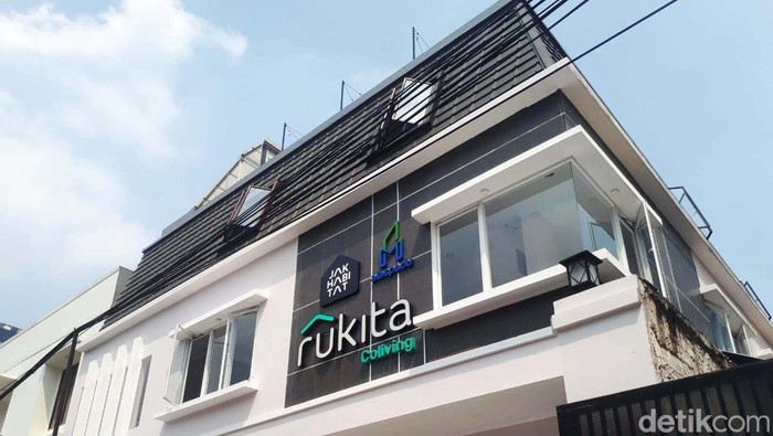 Begini Penampakan Kos-kosan Anies yang 'Nempel' Stasiun MRT Baru-baru ini Gubernur Anies Baswedan meluncurkan program baru bertajuk hunian terjangkau yang dekat dengan stasiun MRT. Alaspadu, hunian sewa berkonsep co-living (kos).