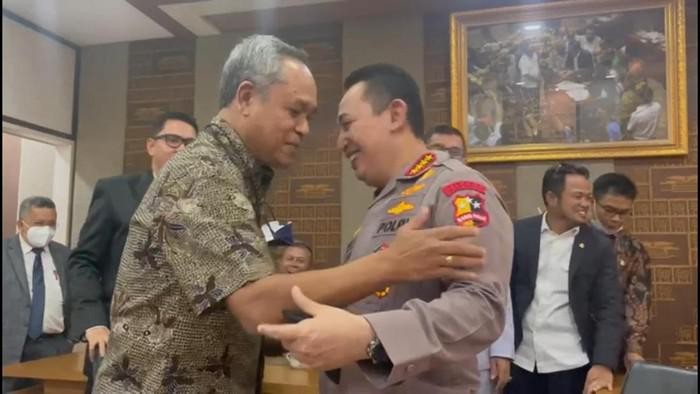 Benny K Harman berpelukan dengan Kapolri usai mengusulakn dinonaktifkan
