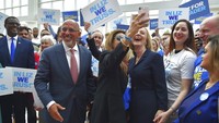 Sejumlah anggota Partai Konservatif berfoto bersama kandidat PM Inggris, Liz Truss sebelum debat calon perdana menteri di NEC, Birmingham, Inggris, Selasa (23/8/2022). Calon PM Inggris harus memenangkan suara anggota partai untuk menjadi pimpinan partai. Liz Truss masih menjabat sebagai Menteri Luar Negeri.