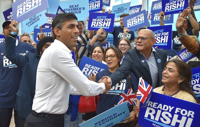 Britain Politics A Conservative Party member holds a card and a flag during the Conservative leadership election hustings at the NEC, Birmingham, England, Tuesday, Aug. 23, 2022. (AP Photo/Rui Vieira)