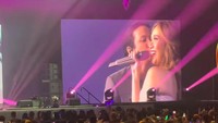 Saat lagu hampir selesai, Ray Prasetya kembali mendekat ke BCL menggenggam tangan dan mengecup tangan sang diva. Momen ini yang banyak menuai hujatan karena aksi Ray Prasetya dianggap tak pantas. Foto: dok. YouTube