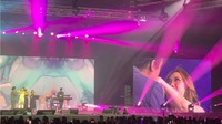 Ray Prasetya diawal menggenggam tangan BCL, Ow pegang tangan, kata BCL ketika Ray menggenggam tangannya. Kemudian Ray mencium tangan BCL. Foto: dok. YouTube