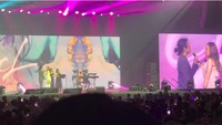 BCL mendapuk Ray Prasetya duet membawakan lagu Aku dan Dirimu dalam konser BCL Blossom Intimate Singapore. Foto: dok. YouTube