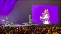 Setelah lagu selesai, Ray Prasetya yang tersenyum tenang memeluk BCL. Foto: dok. YouTube