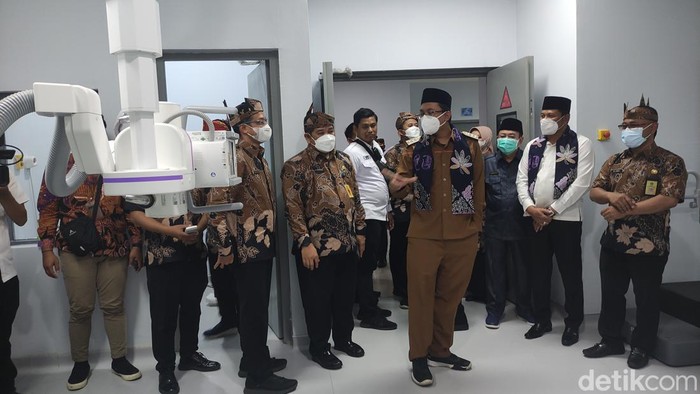 Bupati Sidoarjo Gus Mudlor saat meninjau RSUD Sidoarjo Barat usai peresmian