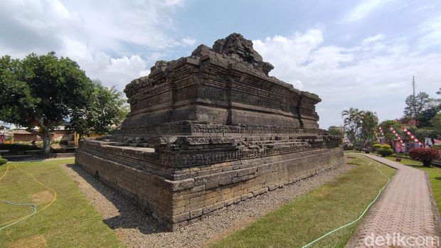 Candi Jago yang lokasinya arah timur dari Pasar Tumpang