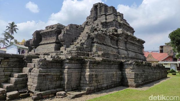 Candi Jago yang lokasinya arah timur dari Pasar Tumpang