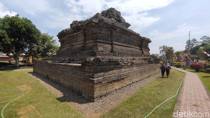 Candi Jago yang lokasinya arah timur dari Pasar Tumpang