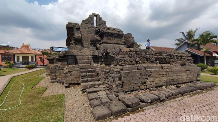 Candi Jago yang lokasinya arah timur dari Pasar Tumpang