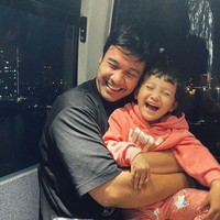 Foto-foto kebersamaan Chicco saat momong Surinala pun kerap dibagikan ke akun Instagramnya. Karena gayanya yang tetap keren dan gagah, julukan hot daddy kerap diberikan kepada Chicco Jerikho. Foto: Instagram/@chicco.jerikho