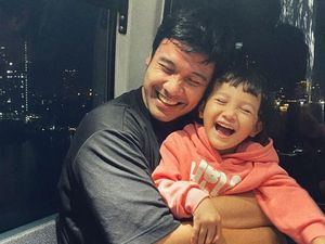 8 Gaya Hot Daddy ala Chicco Jerikho saat Momong Anak yang Sudah Makin Besar