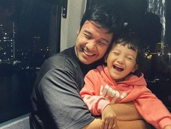 8 Gaya Hot Daddy ala Chicco Jerikho saat Momong Anak yang Sudah Makin Besar